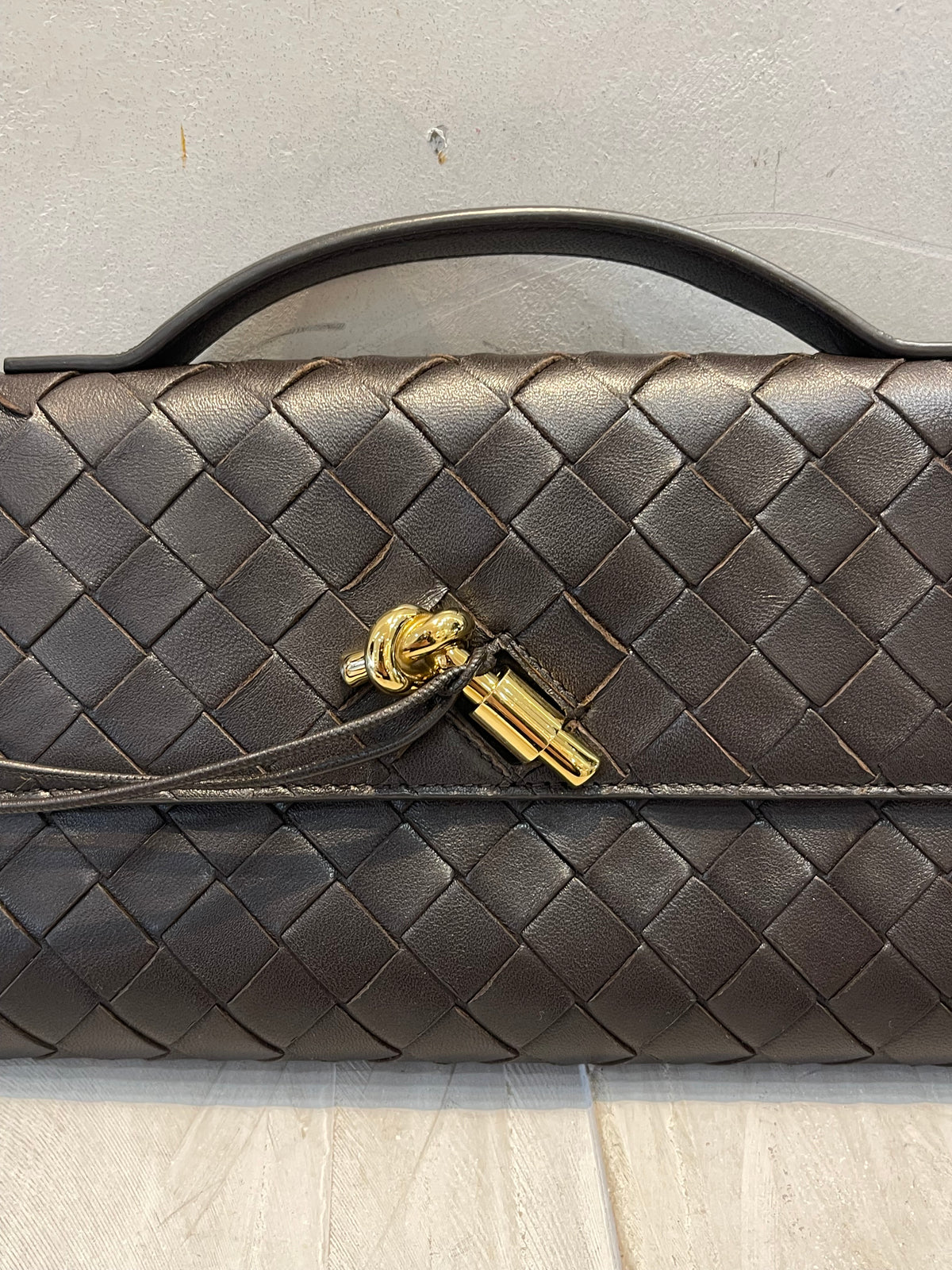 Bottega Veneta Andiamo Clutch Fondant